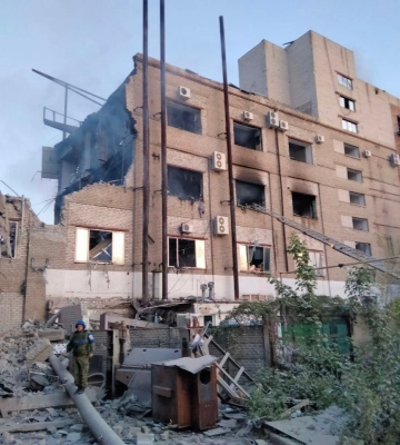 У Луганську пролунали вибухи: видно багато чорного диму. Фото та відео