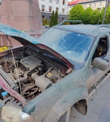 У центрі Луцька волонтери поставили обстріляне під Бахмутом авто