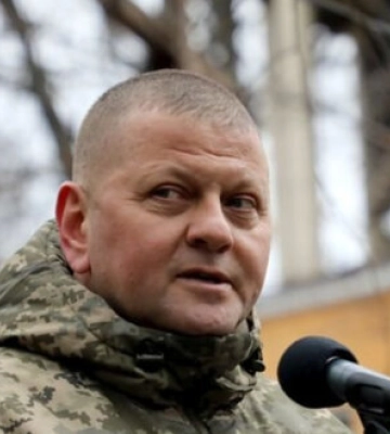 Плакав, коли говорив із мамою, яка шукала свого сина. Він був пілотом вертольота,  що літав у Маріуполь і загинув, - Залужний