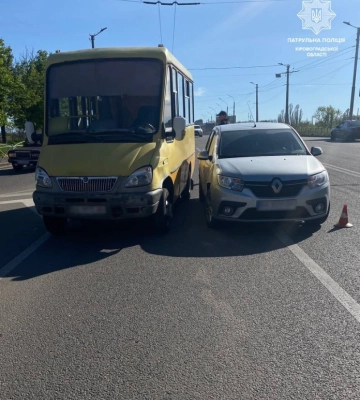 У Кропивницькому маршрутка та легковик не поділили дорогу