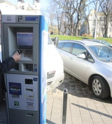 Мешканців Львова запрошують укладати угоди на пільгове паркування автівок: 3 грн за годину