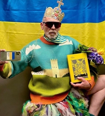 Ліфтолук: модний блогер засвітився у кофтині з Луцьким замком 