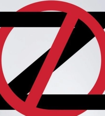В оккупированном Мелитополе активисты превращают граффити Z-ок в стяг Украины 