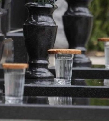 На Одещині підлітки пошкодили могили на кладовищі та написали там нецензурні слова
