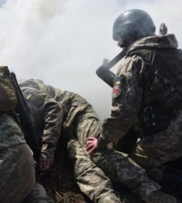 Медикам у зоні бойових дій підвищать зарплати