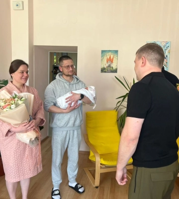 Герой України приїхав з Бахмута до Рівного, побачитись з новонародженою донечкою