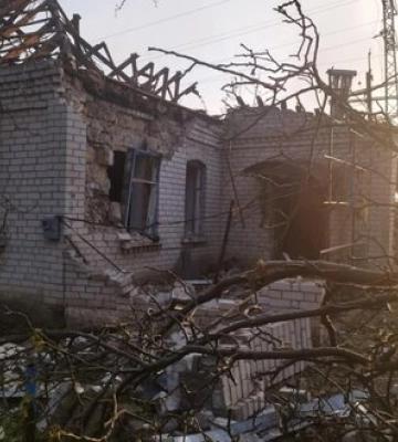 Удар дронами по Миколаєву: пошкоджено 5-поверхівку, зруйновано будівлю на підприємстві. Пожежі ліквідовано, - ОВА