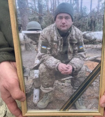 У Миколаївці в останню путь провели загиблого захисника Сергія Комісара