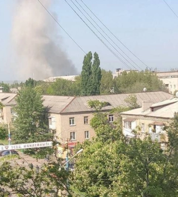ЗМІ повідомляють про новий вибух в окупованому Луганську, над містом густий стовп диму