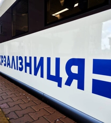 Зміна руху потягів через удар по Хмельниччині: запущено шатли та автобуси