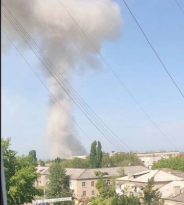 Пламенная бавовна в Луганске: мощный прилет на завод и нефтебазу. Видео