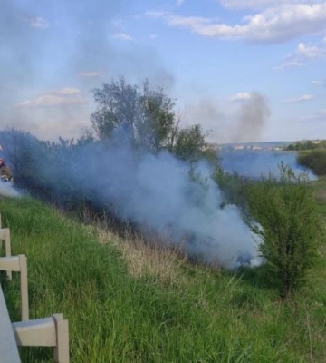На Дубенщині поблизу дороги Київ-Чоп горіла суха трава (ФОТО)