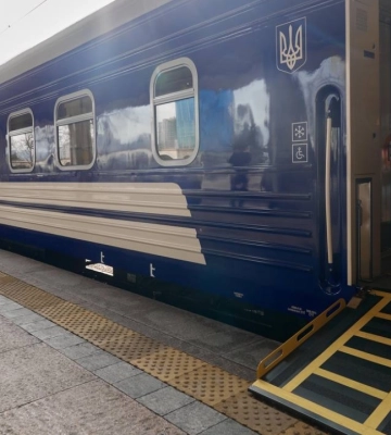 Укрзалізниця запустила шатли і автобуси у міста, поїзди до яких запізнюються через атаку дронів