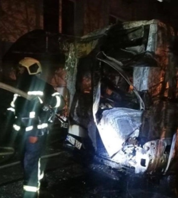 У Києві біля лікарні спалахнув автомобіль «швидкої»: є жертва