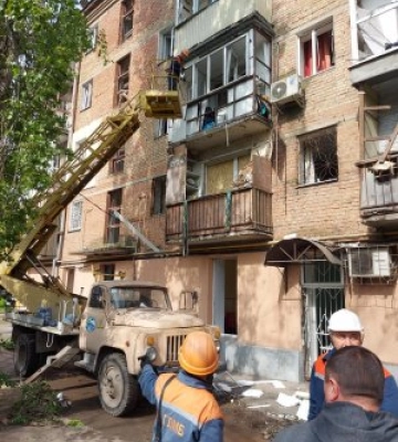 Комунальні служби Миколаєва ліквідують наслідки обстрілів