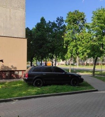 Майже детективна історія: як сумський депутат перепаркував чужу автівку на газон