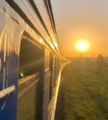 Після ворожого удару по Хмельниччині “Укрзалізниця” запустила додаткові поїзди-шатли та автобуси (перелік)