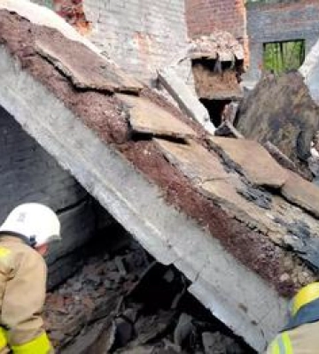 На Полтавщині під завалами занедбаної будівлі виявили тіла