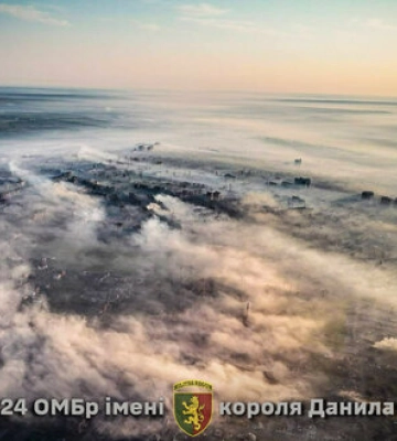 Так виглядає Бахмут: не туман, а задимлення від пожеж та димових снарядів. ФОТОрепортаж