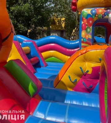 Задушилася петлями: в Миколаєві 4-річна дівчинка померла на дитячому атракціоні
