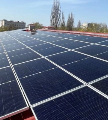 В Чернігівській обласній дитячій лікарні встановили перші сонячні панелі та системи збереження енергії