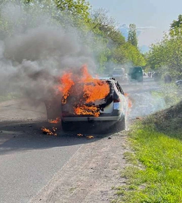 У Дніпрі на ходу спалахнув автомобіль: фото