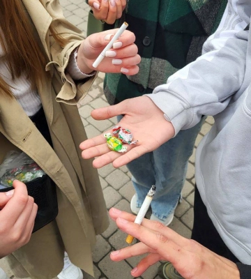 Студенти-медики в Івано-Франківську провели акцію проти паління - обмінювали цигарки на цукерки