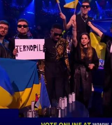 С плакатом &quot;Тернополь&quot;: группа TVORCHI поддержала родной город, подвергшийся ракетной атаке