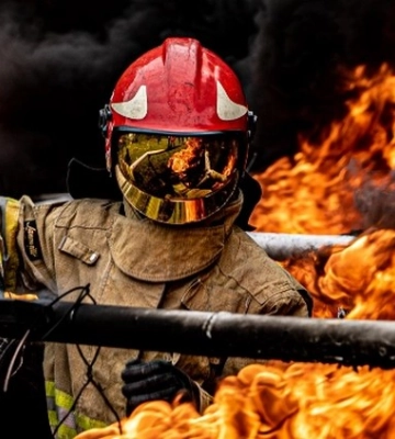 На Львівщині врятували чоловіка, який опинився у вогняній пастці