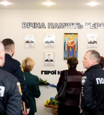 Квіти від синів: у поліції Рівненщини зустрілися із матерями загиблих у війні колег