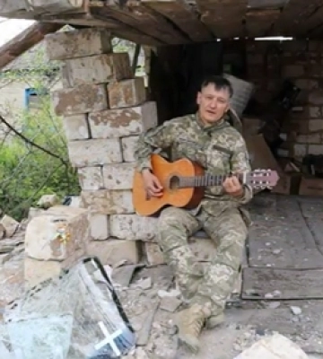 Волинський тероборонівець між виходами «на нуль» заспівав для мам власну пісню (відео)