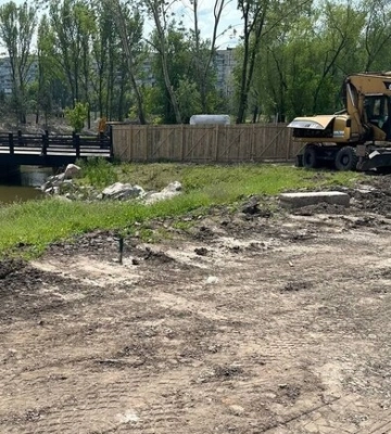 Чому косу на Набережній Перемоги огородили парканом