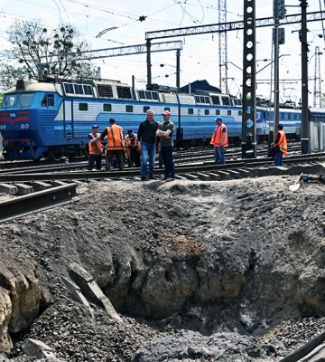 Нічна атака рашистів на Харків: вибиті шибки та понівечені рейки