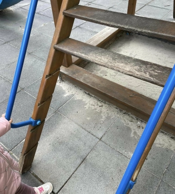 Львів'яни скаржаться на аварійний стан дитячих майданчиків у місті, - ФОТО