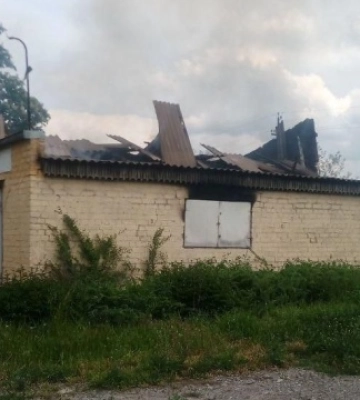 Повністю зруйновано будинок, згорів магазин й постраждала жінка: ворог зранку атакує Запорізьку область, — ФОТО