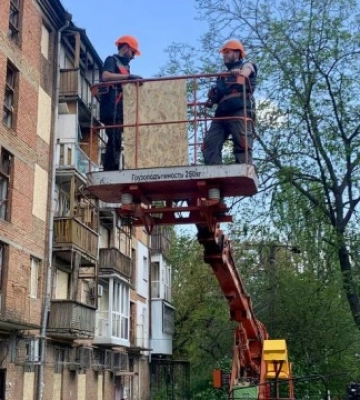У Миколаєві комунальники ліквідовують наслідки російських обстрілів