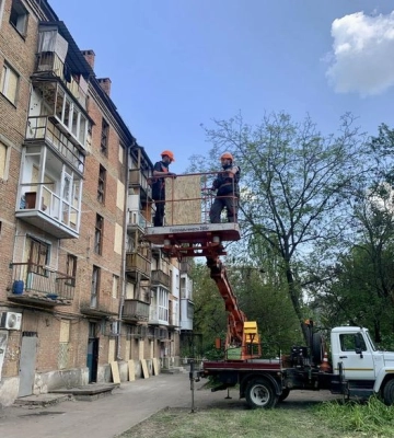 У Миколаєві продовжують ліквідовувати наслідки російських обстрілів