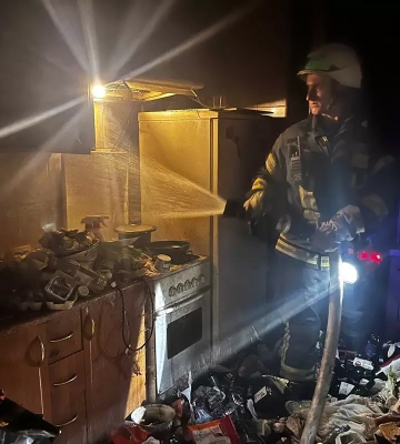 Чорний день валив з вікна. У Дніпрі врятували квартиру &quot;Плюшкіна&quot; 