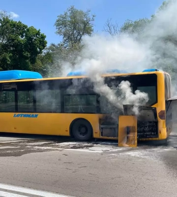 У Дніпрі на проспекті Свободи на ходу загорівся автобус: фото