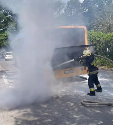 У Дніпрі на проспекті Свободи на ходу загорівся автобус: фото