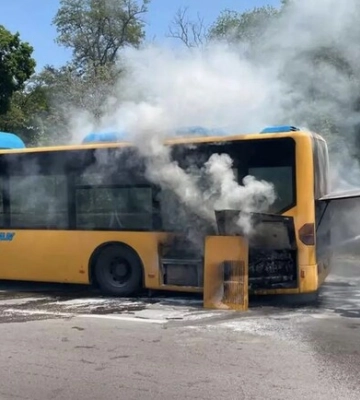 У Дніпрі під час руху загорівся автобус