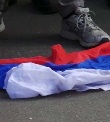 Девушка сорвала российский флаг в кафе оккупированного Мелитополя (ВИДЕО)