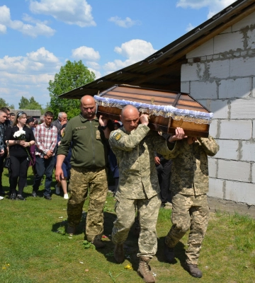 Мати поховала третю дитину: на Волині попрощалися із полеглим Героєм Олександром Бишевичем