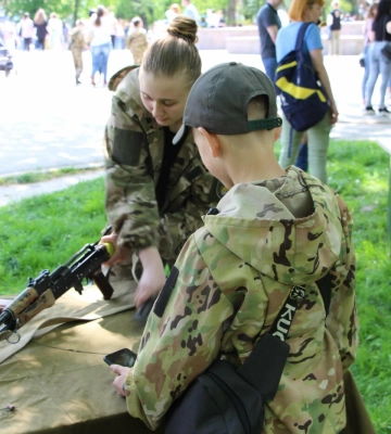 Пісні, танці та їжа на будь-який смак: у полтавському парку Незалежності пройшов благодійний «Міський пікнік»