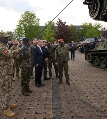 Зеленський і Шольц зустрілися з українськими захисниками на військовій базі в Німеччині: подробиці