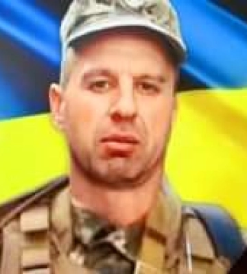 На Березнівщину військовий кортеж везе військовика, який загинув ще восени