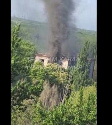 Зранку в Луганську прильоти в районі військового училища, горить казарма: окупанти повідомляють про ракетний удар. ВІДЕО+ФОТО