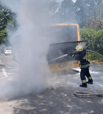 У Дніпрі на проспекті Свободи на ходу загорівся пасажирський автобус (ФОТО)