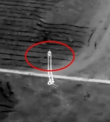 Нічне полювання українських артилеристів на російський танк Т-80БВ поблизу Бахмуту. ВIДЕО безпілотника