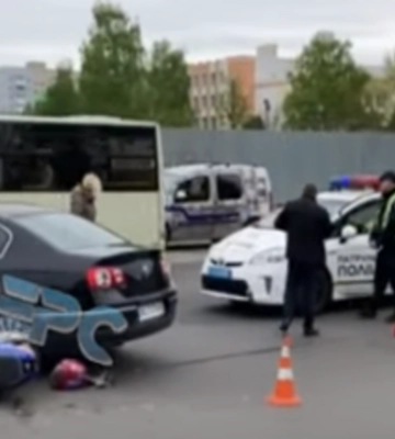 У Луцьку на Відродження зіткнулися Volkswagen та скутер. Відео